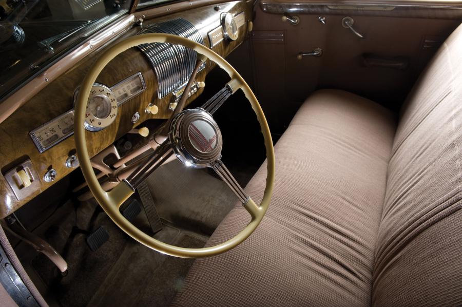  Pontiac Torpedo Eight Touring Sedan 1940 года  (фото 5 из 6)